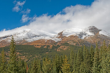 Obraz premium Autumn Snows Starting to Coat the Mountains