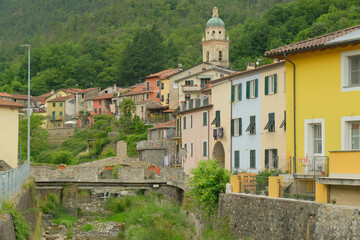 Panoramica del centro storico di Pignone in Liguria. - obrazy, fototapety, plakaty