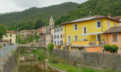 Fototapeta na wymiar Panoramica del centro storico di Pignone in Liguria.
