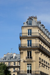 Fototapeta na wymiar Immeuble haussmannien à Paris, France