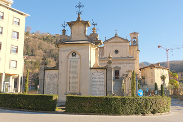 Fototapeta na wymiar Il Monumento ai Caduti di Ponte Lambro in provincia di Como, Italia.