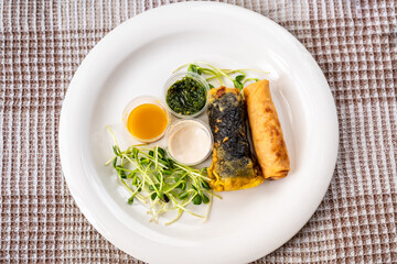 2 vietnamese roll with vegetable and seaweed, 3 small bowl with sauce, sprouted vegetable.