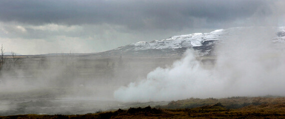 wasserdampf über der landschaft  im geysir-gebiet  in island