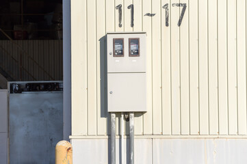 屋外　電気ボックス　点検