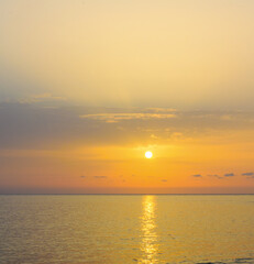 Puesta se sol en el mar.