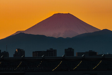 冬の夕焼けの羽田空港と富士山