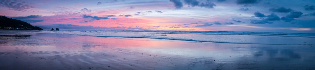 Fototapeta na wymiar Cannon beach and Haystack rock at sunset
