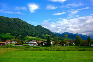 alpejski krajobraz, dolina w słońcu, alpine village, idyllic landscape, town in the valley - obrazy, fototapety, plakaty