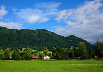 alpejski krajobraz, dolina w słońcu, alpine village, idyllic landscape, town in the valley - obrazy, fototapety, plakaty
