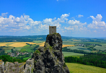 wieża średniowiecznego zamku na skale, ruins of a castle tower on a hill