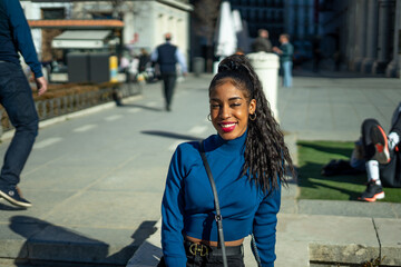 chica negra sonriendo 