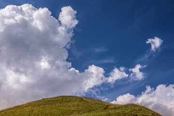 Sommerhimmel &uuml;ber Bergwiese