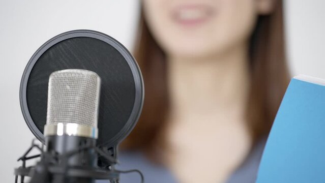 60p　マイクに向かってセリフを言う女性声優