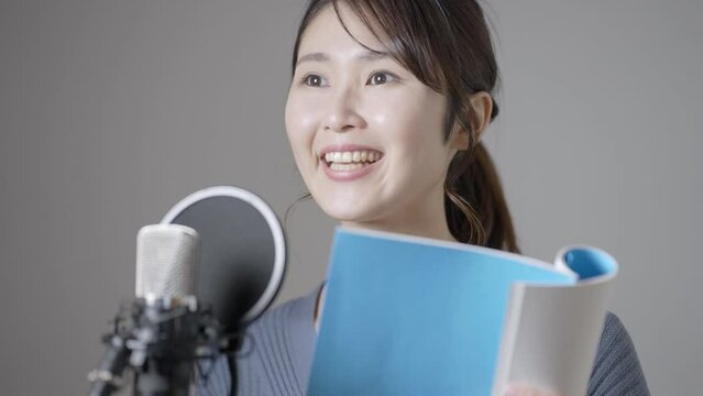60p　マイクに向かってセリフを言う女性声優