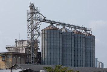 Obraz premium Large silos or industrial storage tanks outdoors on a sunny day