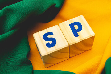 SP - São Paulo. As iniciais SP de São Paulo escrito na língua português do Brasil em cubos de...