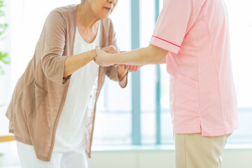シニア女性と介護士