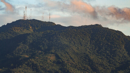 Obraz premium Montaña en el atardecer