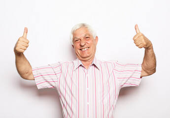 Photo of cheerful retired old male good mood show fingers thumbs-up advertisement