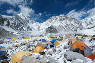 Photo sur Plexiglas Manaslu Colorful tents in Mount Everest base camp, Khumbu glacier and mountains, sagarmatha national park, trek to Everest base camp - Nepal Himalayas