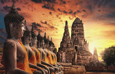 Obraz premium The ruin of Ancient Buddhism temple and religion pagoda in Ayutthaya Province, Thailand