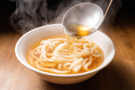 うどんに汁をかける