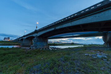多摩川の橋　夕空　多摩川　夕暮れ　橋の構造  シルエット