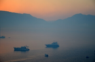 Obraz premium Smog in Marmaris Bay at morning after forest wildfire. Marmaris, Turkey. Summer 2021