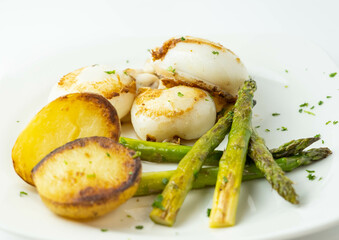 Plato gourmet de sepia con patatas asadas y esparragos 