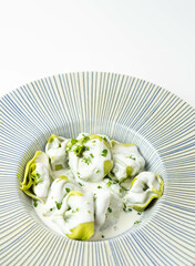 Pasta fresca rellena con salsa de crema blanca