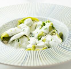 Pasta fresca rellena con salsa de crema blanca