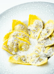 Pasta fresca rellena con salsa de crema blanca