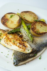 Filete de dorada al horno con patatas y verduras