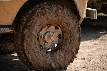 Detail of a wheel of an all-terrain car full of mud