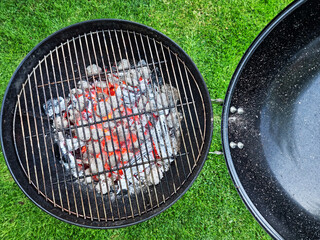 Empty grill grate over hot pieces of coals. Top view. - obrazy, fototapety, plakaty
