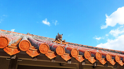 赤瓦の屋根とシーサー 沖縄