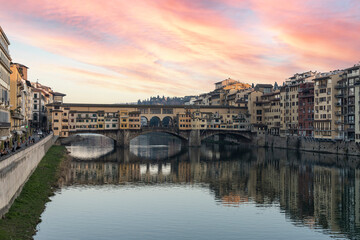 Fototapeta na wymiar ponte vecchio bridge in Florence, Italy