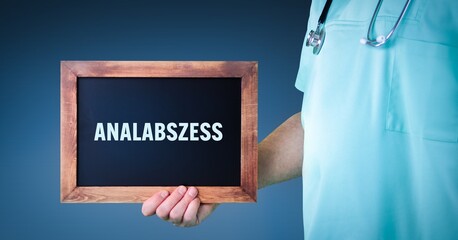 Analabszess. Arzt zeigt Schild/Tafel mit Holz Rahmen. Hintergrund blau