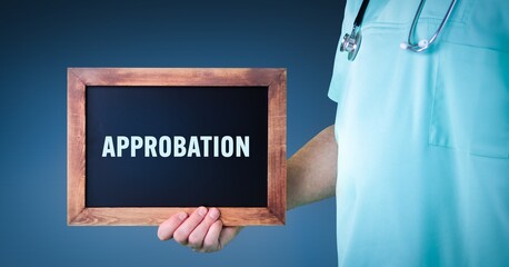 Approbation (Zulassung Arzt/Apotheker). Arzt zeigt Schild/Tafel mit Holz Rahmen. Hintergrund blau