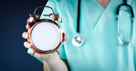 Arzt zeigt Wecker/Uhr mit Text. Hintergrund blau.