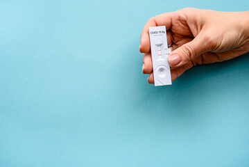 The coronavirus test in the arm shows a positive result.