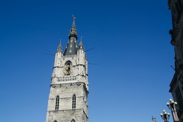 El campanario de Gante una antigua torre medieval en el antiguo centro de la ciudad de Gante. La torre medieval más alta que domina el casco antiguo de Gante y el campanario más alto de Bélgica.