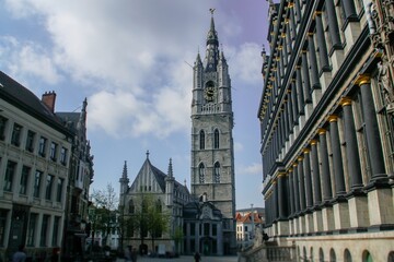 Fototapeta na wymiar El campanario de Gante una antigua torre medieval en el antiguo centro de la ciudad de Gante. La torre medieval más alta que domina el casco antiguo de Gante y el campanario más alto de Bélgica.