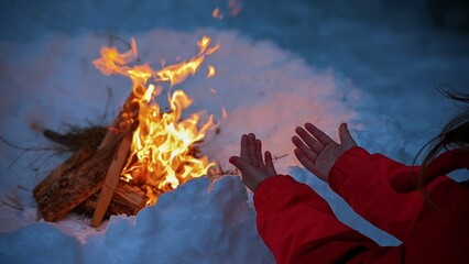 Hände wärmen sich am Lager Feuer