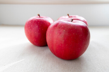 テーブルの上に置かれたりんご