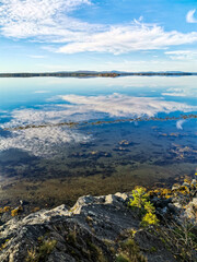 Obraz premium The White Sea coast on a sunny day. The sun's rays. Karelia. 2021. Russia.