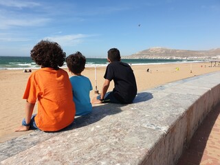 Enfants regardant la plage d'Agadir au Maroc