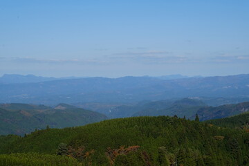 Fototapeta na wymiar 青空と山並みの風景。