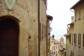 Fototapeta na wymiar Narrow old streets of Montepulciano town, located on top of a limestone ridge surrounded by vineyards. Tuscany, Italy.