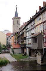 Turm der Ägidienkirche und Krämerbrücke in Erfurt